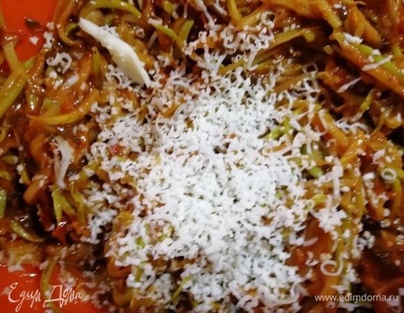 Выкладываем к кабачкам овощной соус, добавляем натертый сыр и перемешиваем. Лапша из кабачков готова.