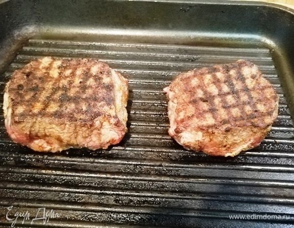 Разогреваем сковороду гриль до дымка. На сухой сковороде обжариваем говядину по 2 минуты с каждой стороны.