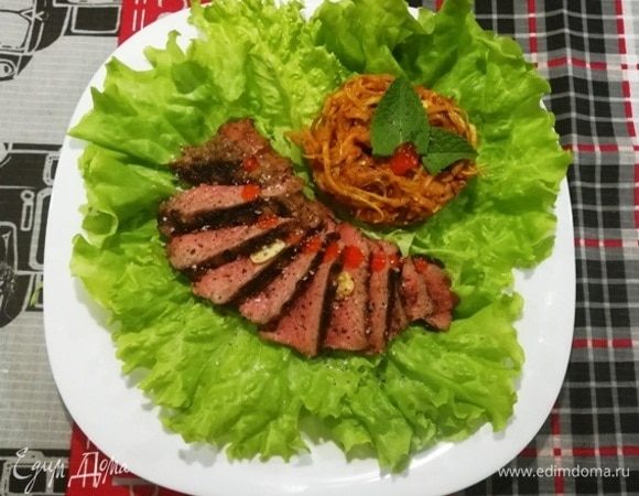 Подаем к столу говяжий стейк с лапшой из кабачков. Вот такой простой и быстрый ужин получился.