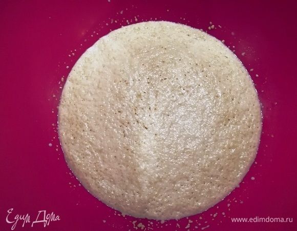 Начинаем как всегда с того, что разведем в теплом молоке сахар и дрожжи. Оставим на 10 минут. Дрожжи поднимутся за это время.