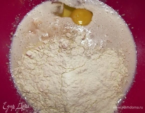 Добавим к дрожжевой основе яйцо, соль и 1/2 стакана муки. Перемешаем.