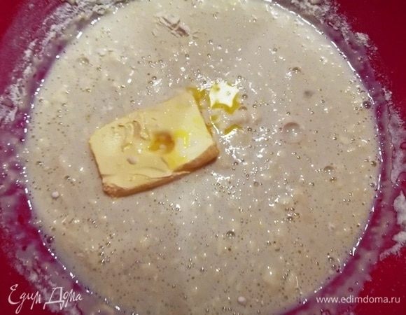 Добавляем сливочное масло комнатной температуры и перемешиваем.