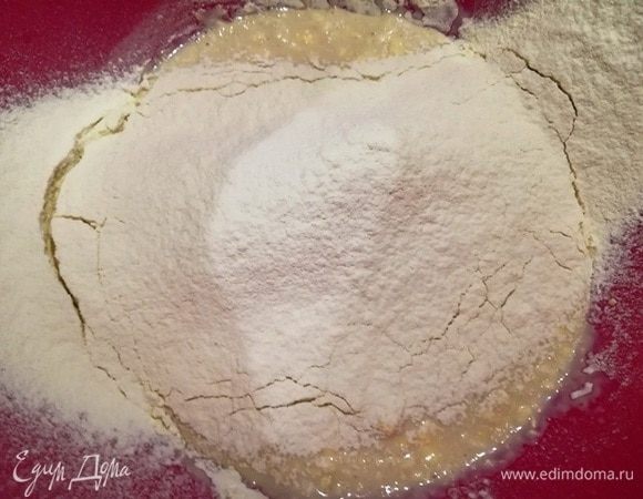 Добавляем постепенно оставшуюся муку. У вас может уйти чуть больше или меньше, чем у меня.