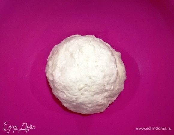 Замешиваем мягкое как мочка уха тесто. Перекладываем в чистую емкость, оставляем на 30–40 минут.