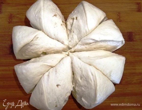 Делим тесто на равные кусочки.