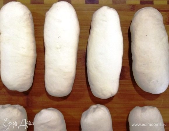 Затем формируем маленькие батончики. Обязательно хорошо защипните швы, иначе во время варки булочки расползутся.