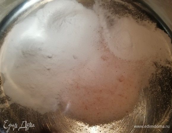 В кастрюлю насыпаем соду и соль. Заливаем холодной водой и доводим до кипения. Не заливайте соль и соду кипятком, пойдет реакция и вам придется отмывать всю плиту от содового раствора.