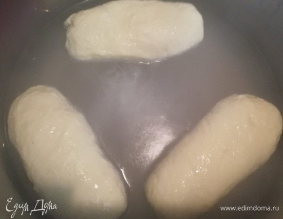 Опускаем наши булочки в кипяток на 30 секунд, за это время 2 раза перевернем булочки в воде.