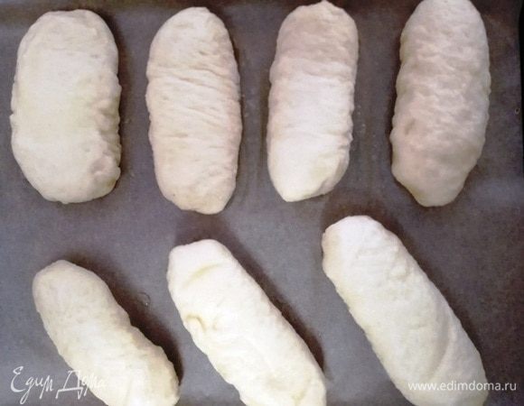 Выкладываем заваренные булочки на противень, застеленный пергаментной бумагой. Сейчас они выглядят как старички, так и надо.