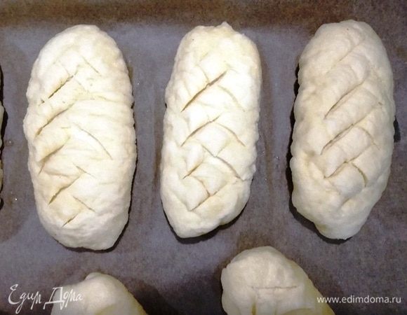 Острым ножом делаем надрезы на булочках и отправляем в духовку, разогретую до 200⁰С на 15–20 минут. Смазывать булочки ничем не надо.