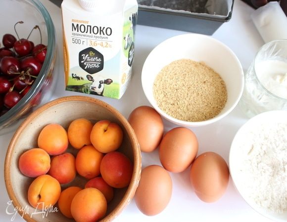 Приготовить все необходимое, абрикосы и черешню помыть, откинуть на дуршлаг, дать обсохнуть. Если у вас нет миндальной муки, ее просто приготовить: поместить миндаль в кипящую воду на несколько минут, откинуть на дуршлаг, почистить от шелухи, обжарить слегка на сухой сковороде, измельчить.