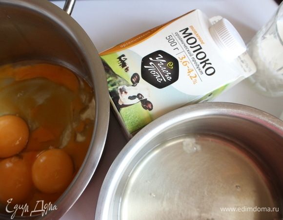 У двух яиц отделить белки от желтков. В одну миску поместить белки, в другую — два яйца и 2 желтка.