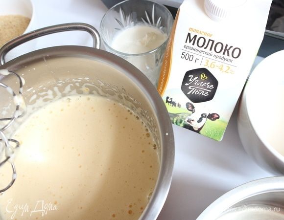 Два яйца и 2 желтка взбить до светлой пены с 40 г сахара от общего количества, ванильным сахаром.