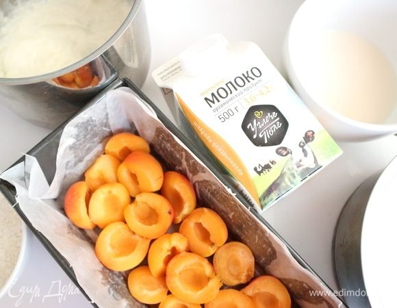 Абрикосы нарезать на половинки, положить на дно формы, застеленной пекарской бумагой. Форму нужно смазать маслом перед тем, как положить бумагу, а также саму бумагу перед тем, как положить абрикосы.