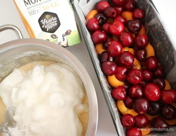 Добавить к тесту белки, аккуратно (недолго) перемешать лопаточкой или ложкой, стараясь сохранить воздушность теста. На абрикосы в форму положить черешню, у которой удалены косточки. Лучше прокалывать черешню и удалять косточки, т.к. в этом случае она сохраняет сочность и бережет клафути от излишней жидкости. Во французских рецептах клафути вы можете встретить черешню (или вишню), из которой вовсе не удалены косточки.