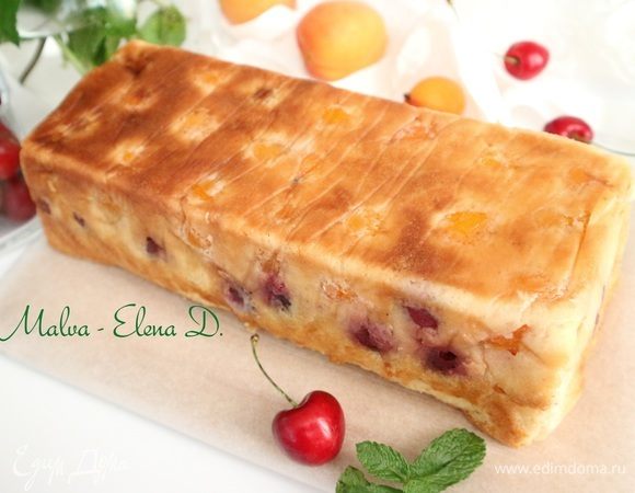 Дать десерту остыть в форме. Не вынимая из формы, отправить в холодильник на 3 часа, лучше — больше. Достать из холодильника, вынуть из формы, перевернуть.