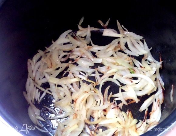 Включить программу «Поджаривание» с открытой крышкой, и обжарить лук на растительном масле.