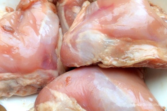 С курицы снять кожу, и замариновать ее на ночь в соевом соусе.