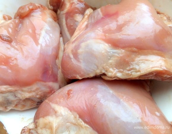 С курицы снять кожу, и замариновать ее на ночь в соевом соусе.