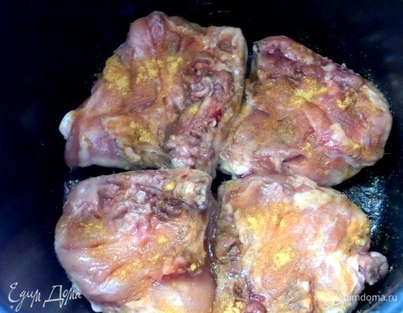 Вынуть жареный лук, и на том же режиме продолжить жарить курицу вначале косточкой вверх. Если берете куски с кожей, то жарим кожей вниз.