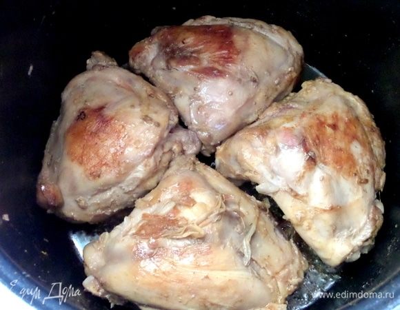 Обсыпать обе стороны приправой для курицы и обжарить с другой стороны.