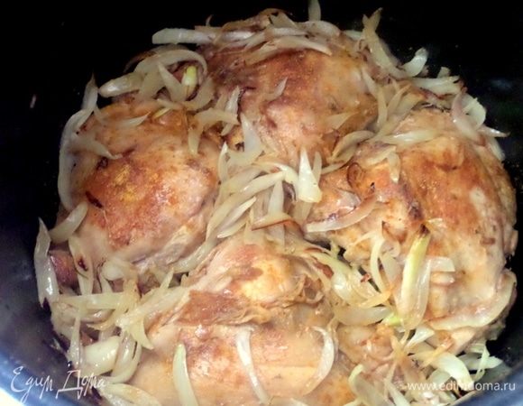 Выложить между кусками жареный лук.