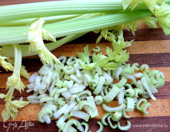 Сельдерей покрошить.