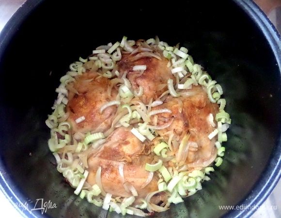 Насыпать сельдерей на лук. Залить водой примерно стакан.