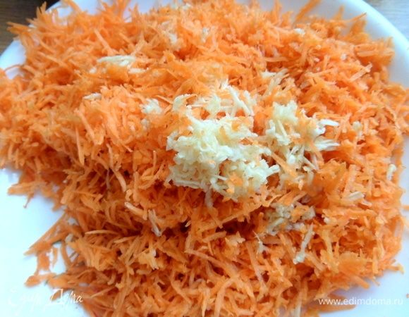 Морковь натереть с чесноком.