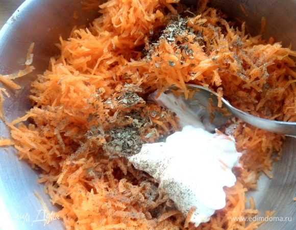 Смешать со сметаной и приправами.