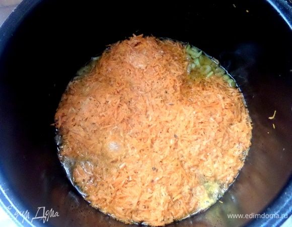 Смешать морковную массу и плотно уложить на курицу.