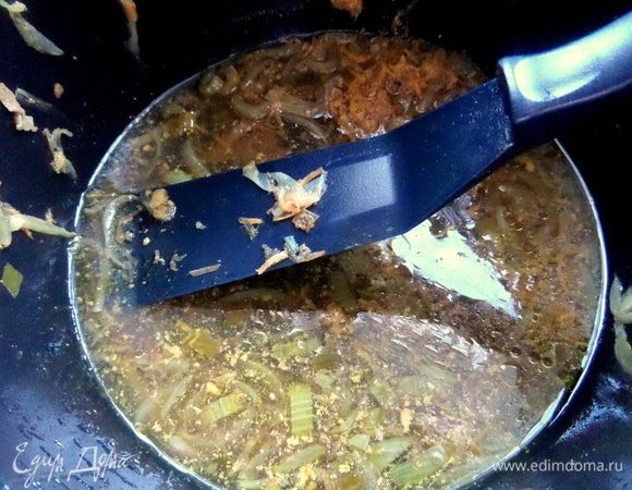 Рис можно полить вкусным луковым соусом. Как вариант: прогреть в нем готовые макароны — семья тоже одобрит!