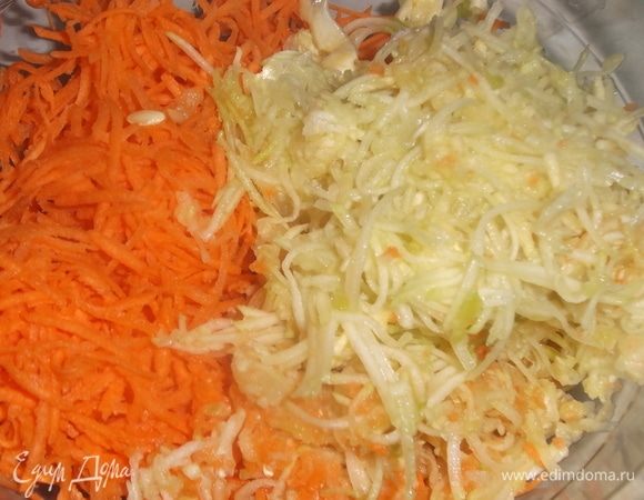 Морковь, кабачок и чеснок натереть на терке. Посолить.