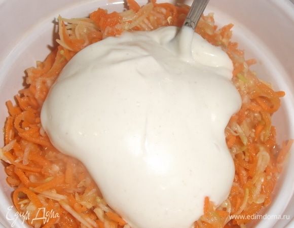 Заправить майонезом.