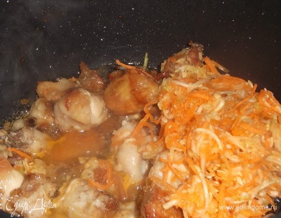 Гузки обжарить без добавления масла. Добавить натертые на терке морковь, кабачок и чеснок. Накрыть крышкой, тушить,  помешивая, пока чистите картошку.