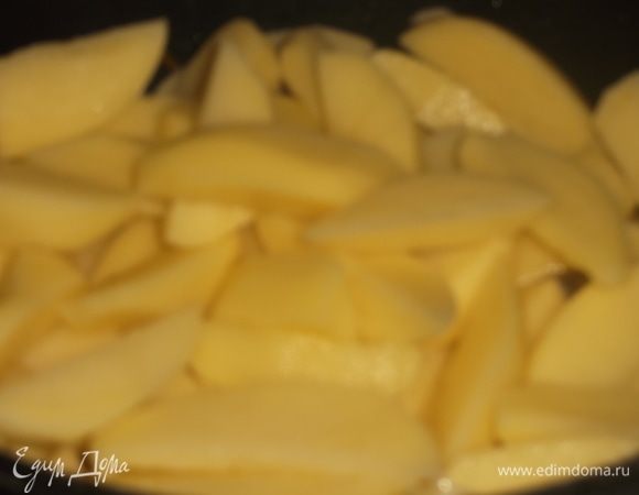 Добавить нарезанный ломтиками картофель. Посолить. Жарить под крышкой, помешивая, на сильном огне до готовности.