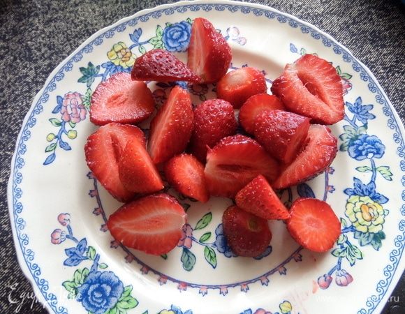 Клубнику помыть, обсушить, нарезать.