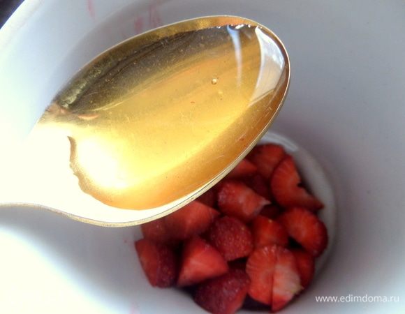 Перенести в емкость для взбивания, добавить ликер (можно и больше). В оригинале апельсиновый.