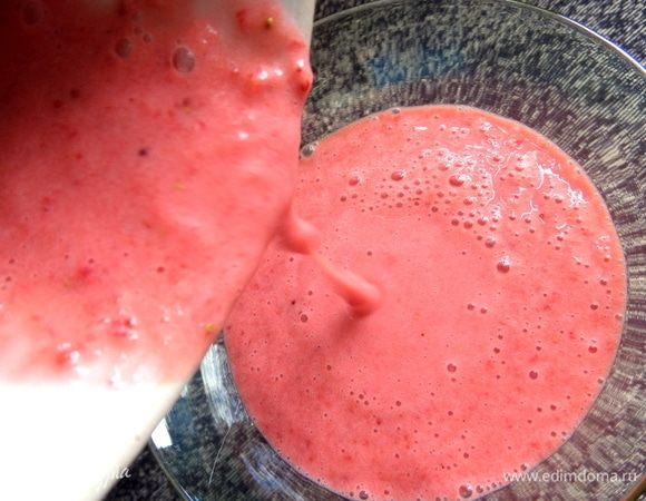 Перелить в бокал.