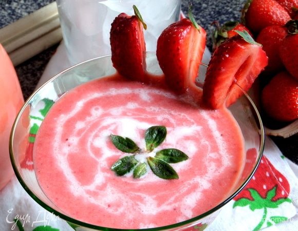 Сверху влить сливки, 1 ст.л. для разводов. Украшаем ягодками и листиками.