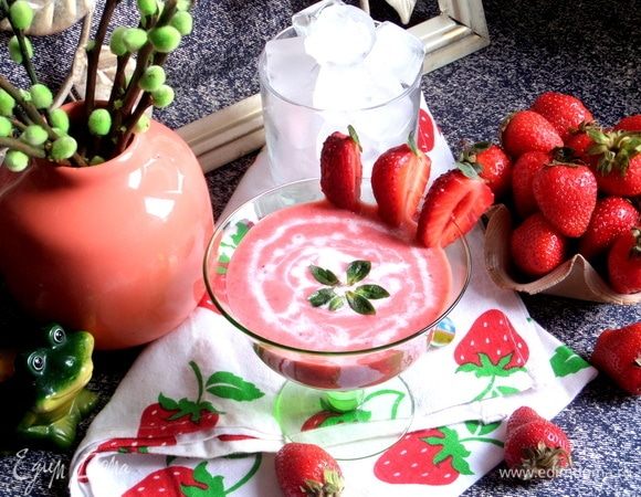 Можно подать со льдом. Если у вас мало ванночек для льда (или даже одна), а расход в жару идёт по 3–5 кубиков в стакан, предлагаю такой вариант: залить формочки водой, заморозить, вытряхнуть в стакан или пакет и держать в морозилке до востребования. Снова залить ванночки и т.д. Тогда у вас в доме всегда будет лед (мои дети даже чай льдом остужают).