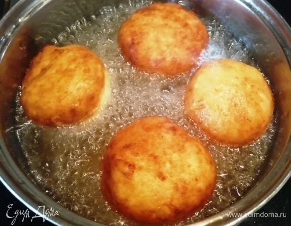 В сотейнике разогреваем растительное масло на среднем огне и обжариваем пончики по 3 минуты. Перекладываем их на бумажное полотенце, чтобы лишний жир ушел.