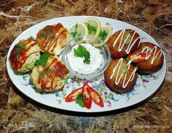 Ну вот, все готово. Выкладываем картофельные пончики и куриные кексы на блюдо и подаем с чесночным соусом. Пончики получились невероятно воздушные и нежные, а куриные кексы — сочные.