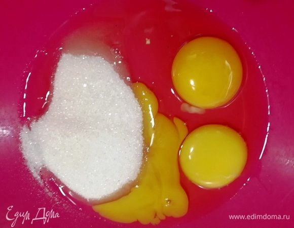 Разбиваем в чашу 3 яйца, добавляем к ним сахар. Взбиваем до увеличения объема в 3 раза.