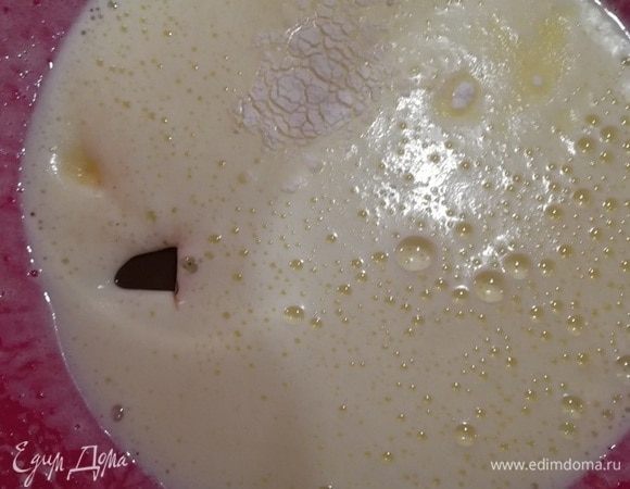 Добавляем разрыхлитель, ванилин и сгущенное какао (оно сразу уходит на дно).