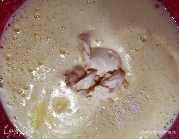 Добавляем сметану, перемешиваем тесто.