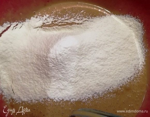 Добавляем просеянную муку, перемешиваем.