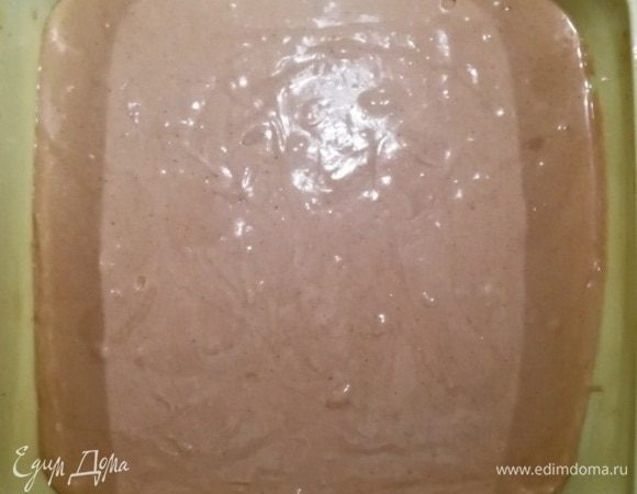 Выливаем тесто в форму для выпечки. У меня квадратная силиконовая.