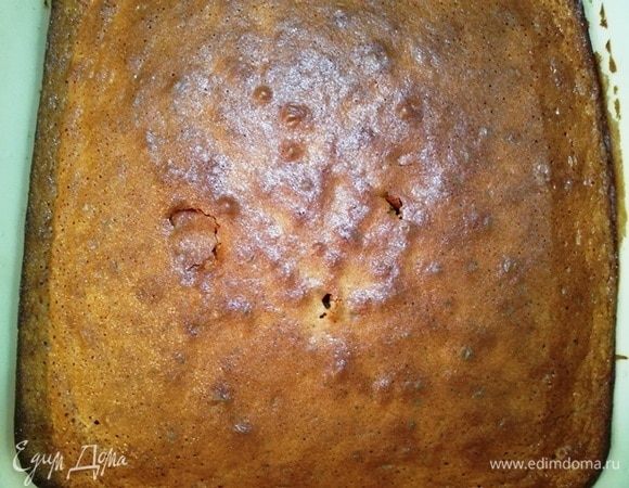 Выпекаем бисквит при 180°C в течение 35–40 минут. Готовность проверяем деревянной шпажкой.