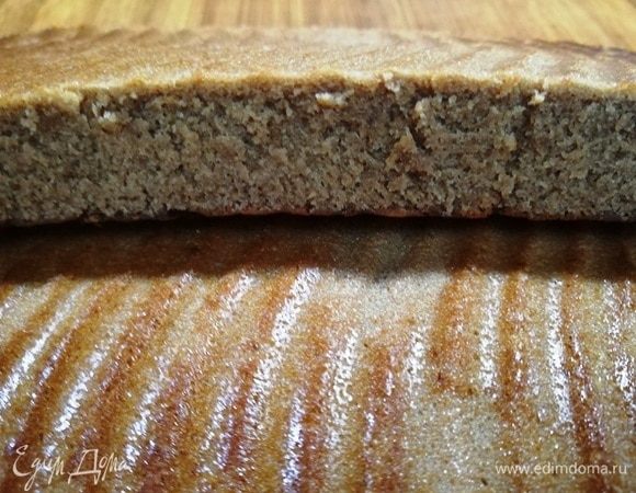 Готовый бисквит остужаем и разрезаем на 2 части. Обрезаем все неровные края, они пойдут в 1 крем. Блендером измельчаем в крошку обрезки бисквита.